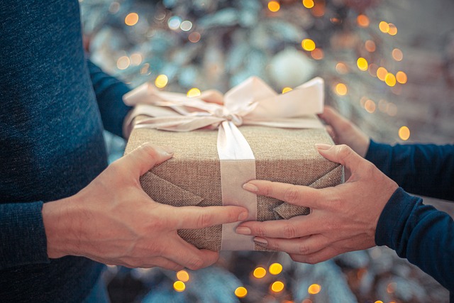 Ultieme cadeaugids voor vrouwen: van luxe sieraden tot mode must-haves en beauty essentials